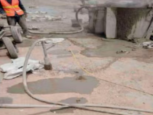 普格水泥混凝土路面板底注浆技术 路面脱空注浆整治方案